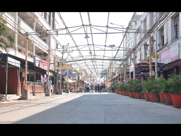 ఆలయం ఎదుట తనిఖీలు