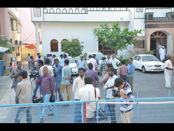 మీడియాకు నో ఎంట్రీ: జర్నలిస్టుల నిరసన మీడియాకు నో ఎంట్రీ: జర్నలిస్టుల నిరసన