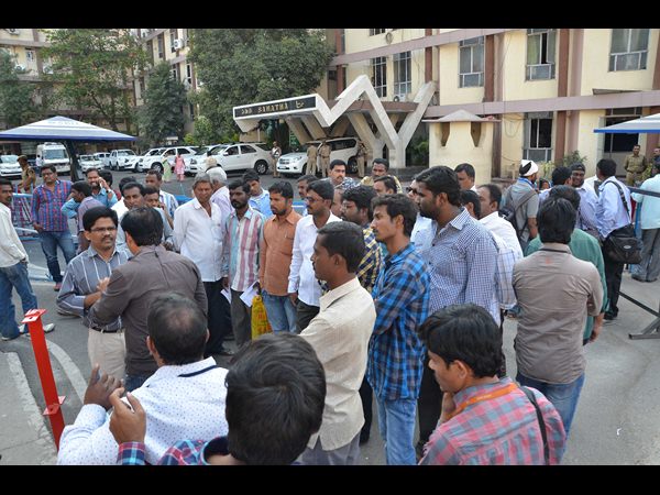 మీడియాకు నో ఎంట్రీ: జర్నలిస్టుల నిరసన మీడియాకు నో ఎంట్రీ: జర్నలిస్టుల నిరసన