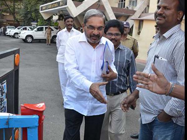 మీడియాకు నో ఎంట్రీ: జర్నలిస్టుల నిరసన మీడియాకు నో ఎంట్రీ: జర్నలిస్టుల నిరసన