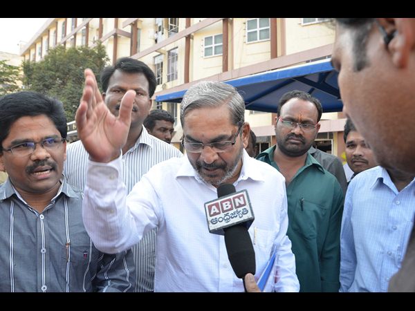 మీడియాకు నో ఎంట్రీ: జర్నలిస్టుల నిరసన మీడియాకు నో ఎంట్రీ: జర్నలిస్టుల నిరసన