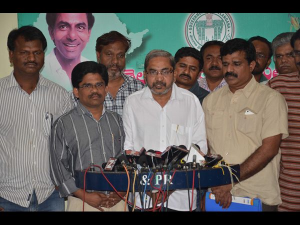 మీడియాకు నో ఎంట్రీ: జర్నలిస్టుల నిరసన మీడియాకు నో ఎంట్రీ: జర్నలిస్టుల నిరసన