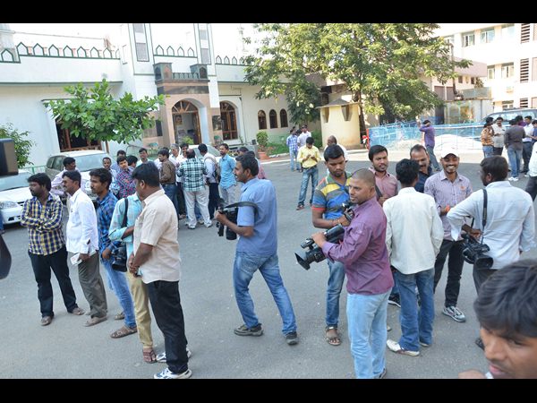 మీడియాకు నో ఎంట్రీ: జర్నలిస్టుల నిరసన మీడియాకు నో ఎంట్రీ: జర్నలిస్టుల నిరసన