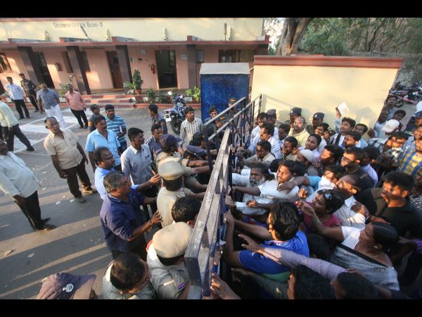 కార్మికుల వివరాలను