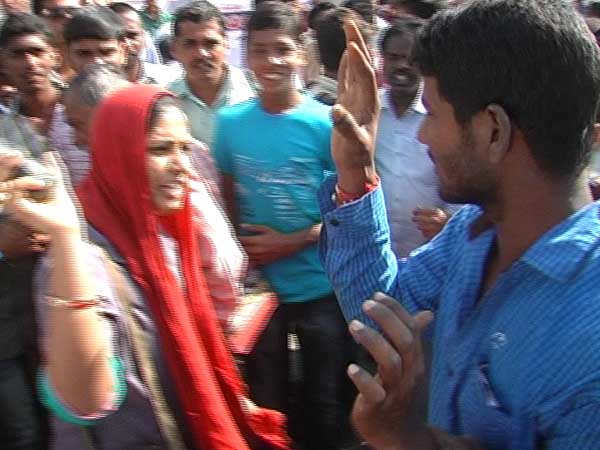 Lady Bus Conductor Slaps Eve Teaser in Nalgonda