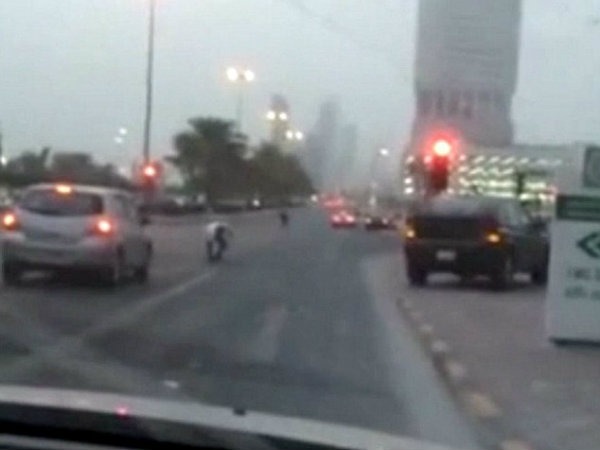 Traffic comes to a halt as it starts raining MONEY in Dubai