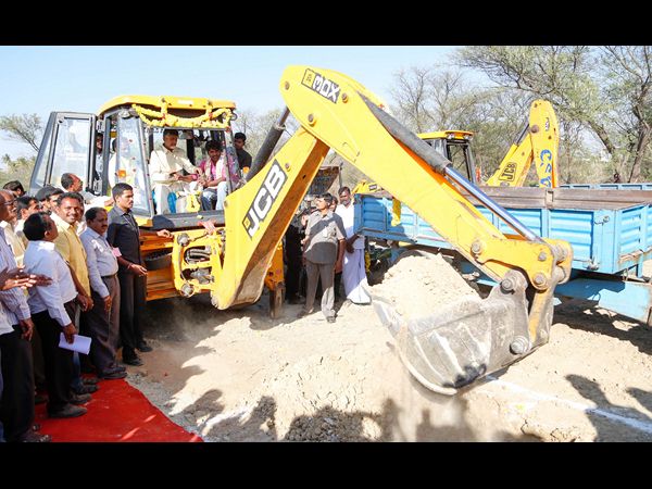 జెసిబి నడిపిన చంద్రబాబు