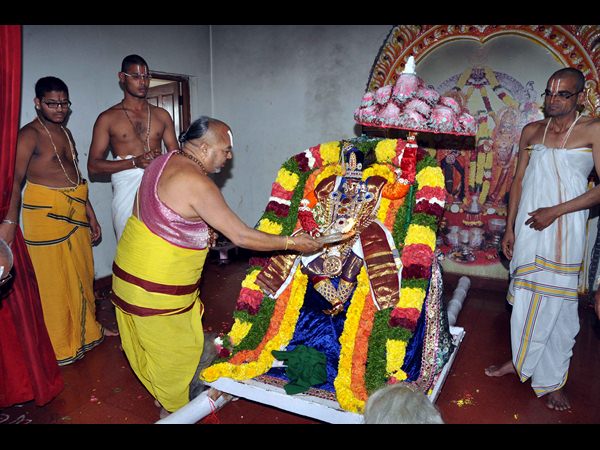 యాదగిరి గుట్ట: గోవర్ధనగిరిధారిగా స్వామి యాదగిరి గుట్ట: గోవర్ధనగిరిధారిగా స్వామి