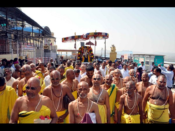 యాదగిరి గుట్ట: గోవర్ధనగిరిధారిగా స్వామి యాదగిరి గుట్ట: గోవర్ధనగిరిధారిగా స్వామి