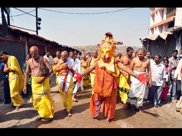 యాదగిరి గుట్ట: గోవర్ధనగిరిధారిగా స్వామి యాదగిరి గుట్ట: గోవర్ధనగిరిధారిగా స్వామి
