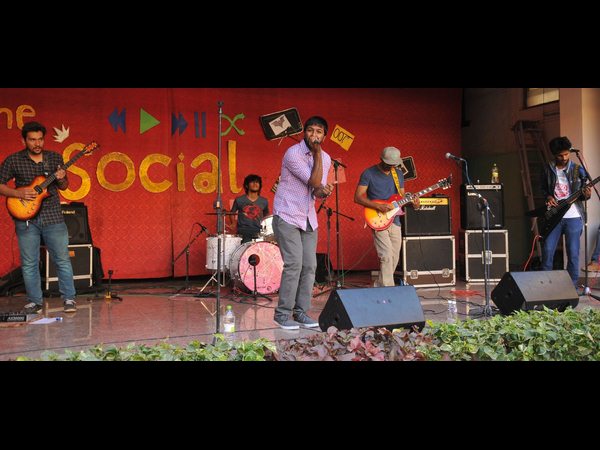 విద్యార్ధినిల డ్యాన్స్ మైమరపించింది