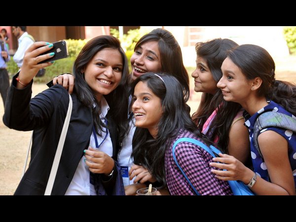  విద్యార్ధినిల డ్యాన్స్ మైమరపించింది