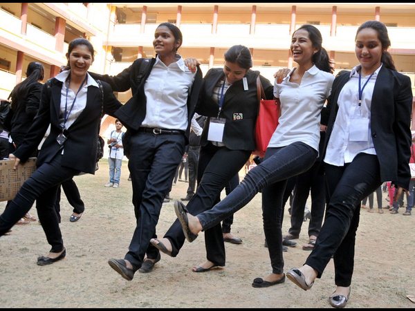 విద్యార్ధినిల డ్యాన్స్ మైమరపించింది