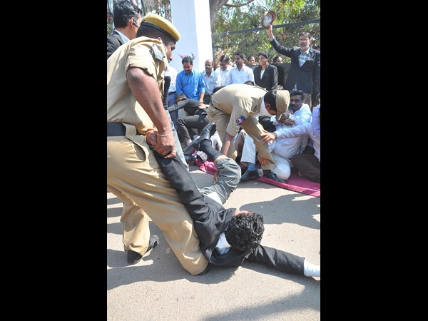 టీ లాయర్ల ఆందోళన