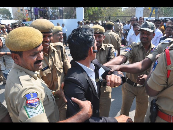 టీ లాయర్ల ఆందోళన