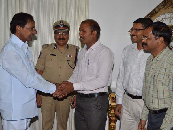KCR appriciates constable for rejecting bribe