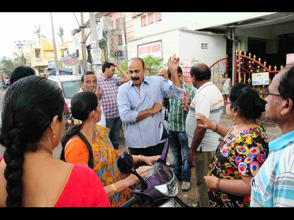 చీటీల పేరిట రూ. 5 కోట్లు స్వాహా