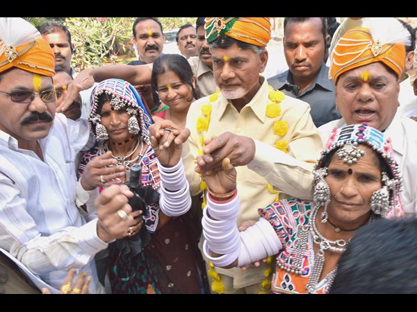 బంజారాలతో డప్పు కొట్టి నృత్యం చేసిన బాబు