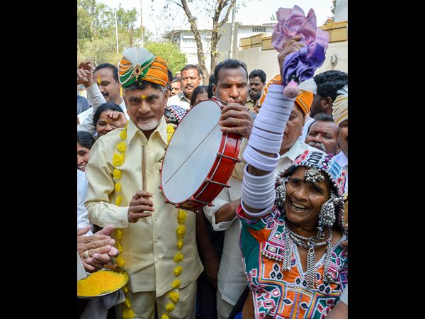  బంజారాలతో డప్పు కొట్టి నృత్యం చేసిన బాబు