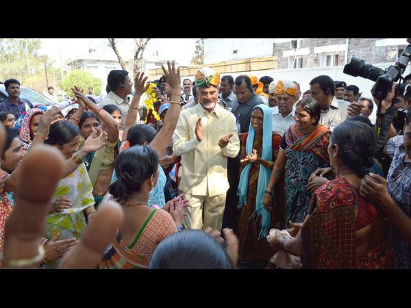  బంజారాలతో డప్పు కొట్టి నృత్యం చేసిన బాబు
