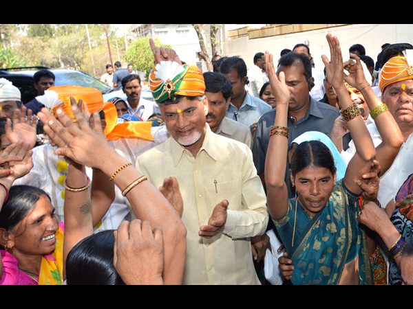 బంజారాలతో డప్పు కొట్టి నృత్యం చేసిన బాబు
