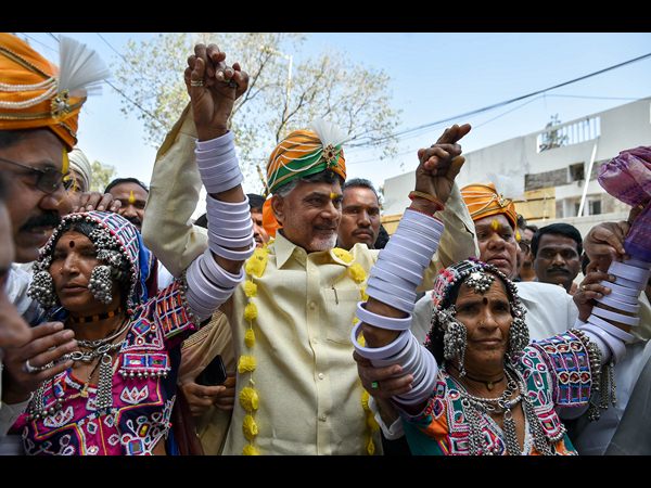 బంజారాలతో డప్పు కొట్టి నృత్యం చేసిన బాబు