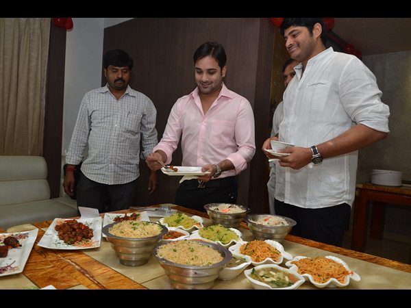 తరుణ్ చేతుల మీదగా 'ఫ్లేవర్స్ ఆఫ్ చైనా' తరుణ్ చేతుల మీదగా 'ఫ్లేవర్స్ ఆఫ్ చైనా'