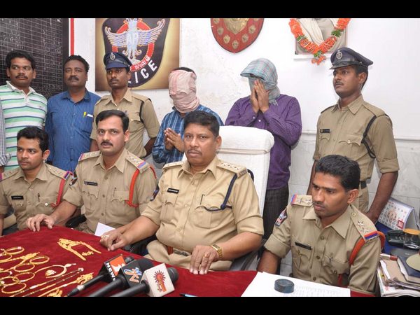రైళ్లలో కేటుగాళ్లు