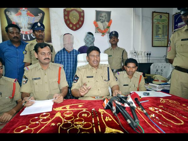 రైళ్లలో కేటుగాళ్లు