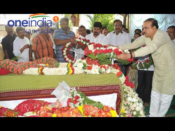 టెక్కి ప్రభాకు అంతిమ వీడ్కోలు: కడసారి తల్లిని చూసిన మేఘన