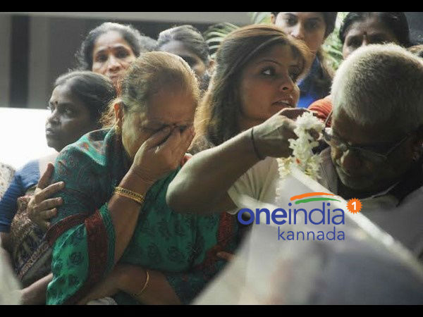 టెక్కి ప్రభాకు అంతిమ వీడ్కోలు: కడసారి తల్లిని చూసిన మేఘన