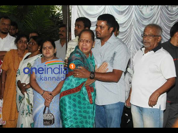 టెక్కి ప్రభాకు అంతిమ వీడ్కోలు: కడసారి తల్లిని చూసిన మేఘన