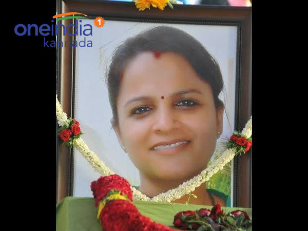 టెక్కి ప్రభాకు అంతిమ వీడ్కోలు: కడసారి తల్లిని చూసిన మేఘన