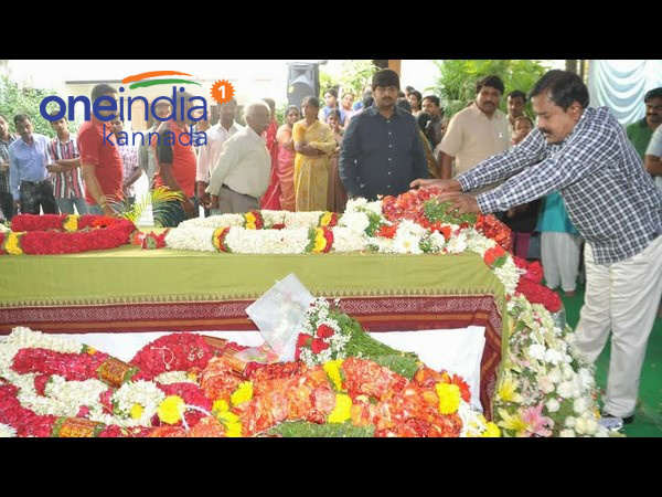 టెక్కి ప్రభాకు అంతిమ వీడ్కోలు: కడసారి తల్లిని చూసిన మేఘన