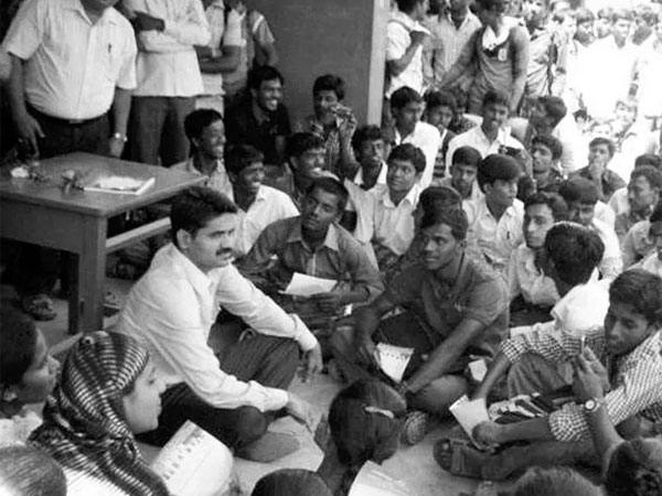 ప్రభుత్వ పాఠశాలలకు వెళ్లి..........!