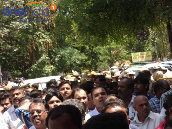 నివాళులు అర్పించిన స్వామీజీలు