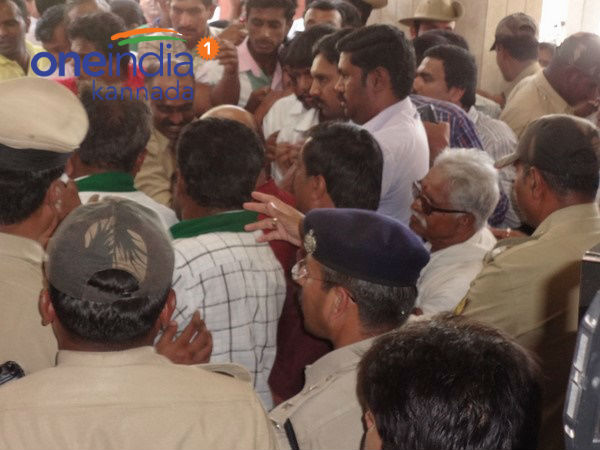 తరలి వచ్చిన అన్నదాతలు