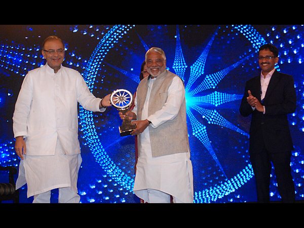 అవార్డు అందుకుంటున్న కెకె