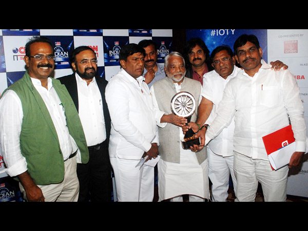 అవార్డు అందుకుంటున్న కెకె