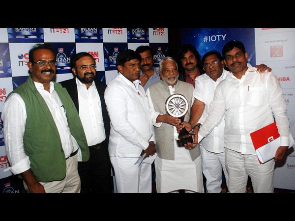 అవార్డు అందుకుంటున్న కెకె