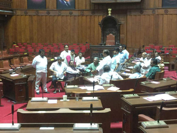 రాత్రి పూర్తిగా ధర్నా