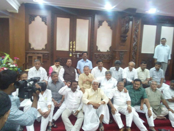 డి.కే. రవి కుటుంబానికి న్యాయం చెయ్యండి