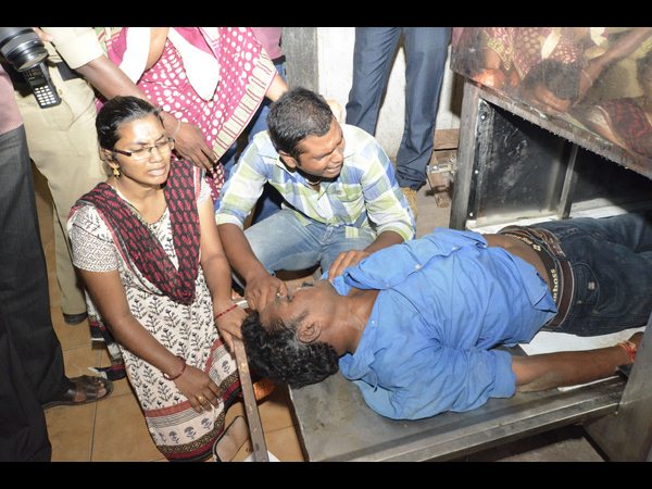 కుటుంబ సభ్యుల ఆందోళన కుటుంబ సభ్యుల ఆందోళన