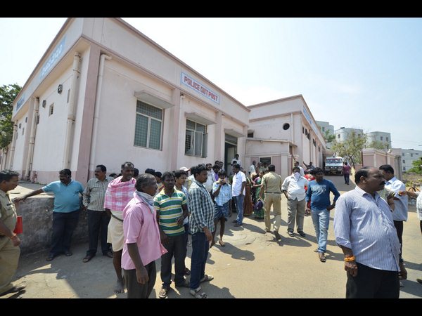 కుటుంబ సభ్యుల ఆందోళన కుటుంబ సభ్యుల ఆందోళన