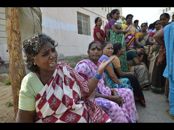 కుటుంబ సభ్యుల ఆందోళన కుటుంబ సభ్యుల ఆందోళన