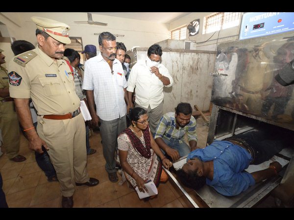 గుర్తు తెలియని శవంగా.. గుర్తు తెలియని శవంగా..