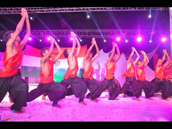  అతిథిగా మంత్రి, ఊర్రూతలూగించిన విద్యార్ధినిలు