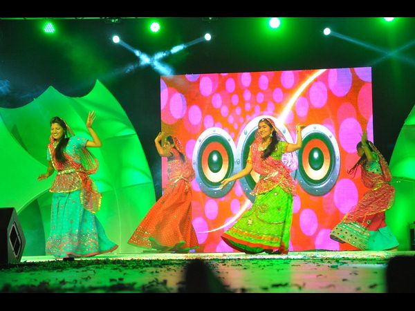 అతిథిగా మంత్రి, ఊర్రూతలూగించిన విద్యార్ధినిలు