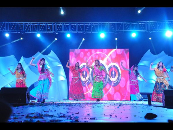 అతిథిగా మంత్రి, ఊర్రూతలూగించిన విద్యార్ధినిలు