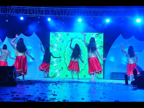 అతిథిగా మంత్రి, ఊర్రూతలూగించిన విద్యార్ధినిలు